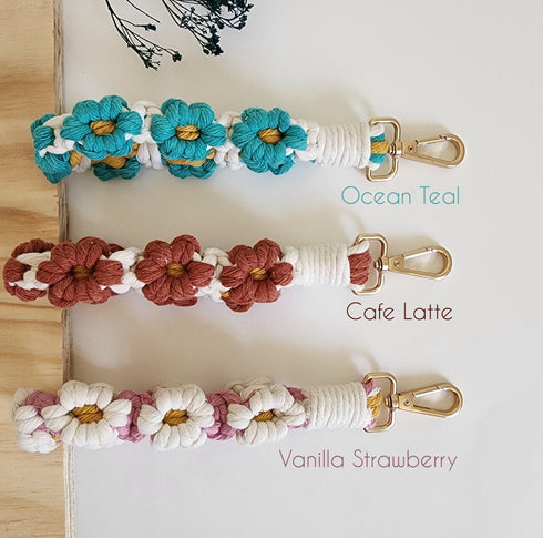 Macrame Daisy Flowers Wristlet