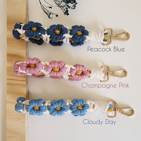 Macrame Daisy Flowers Wristlet