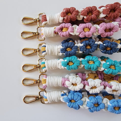 Macrame Daisy Flowers Wristlet