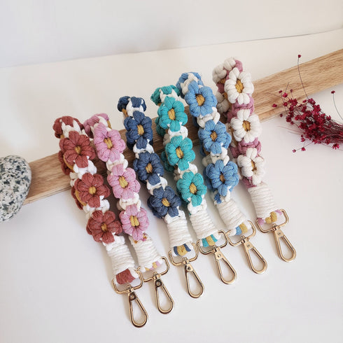 Macrame Daisy Flowers Wristlet